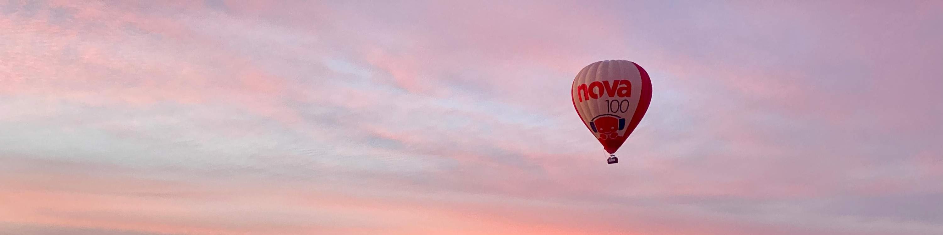 Khi mặt trời mọc, bạn sẽ nhẹ nhàng bay lên bầu trời trong khoảng một giờ.